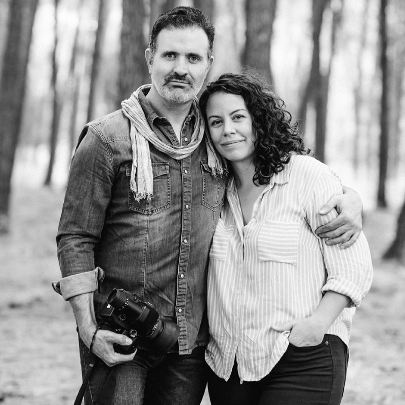 Alfonso y Ana en el bosque, abrazados mirando a cámara. Fotografía en blanco y negro